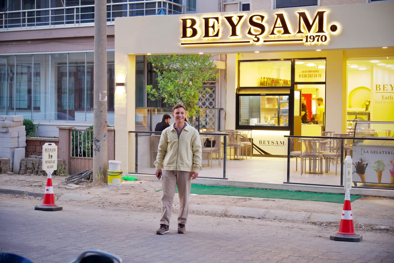 Beyşam Cafe önünde üçüncü nesil temsilcisi